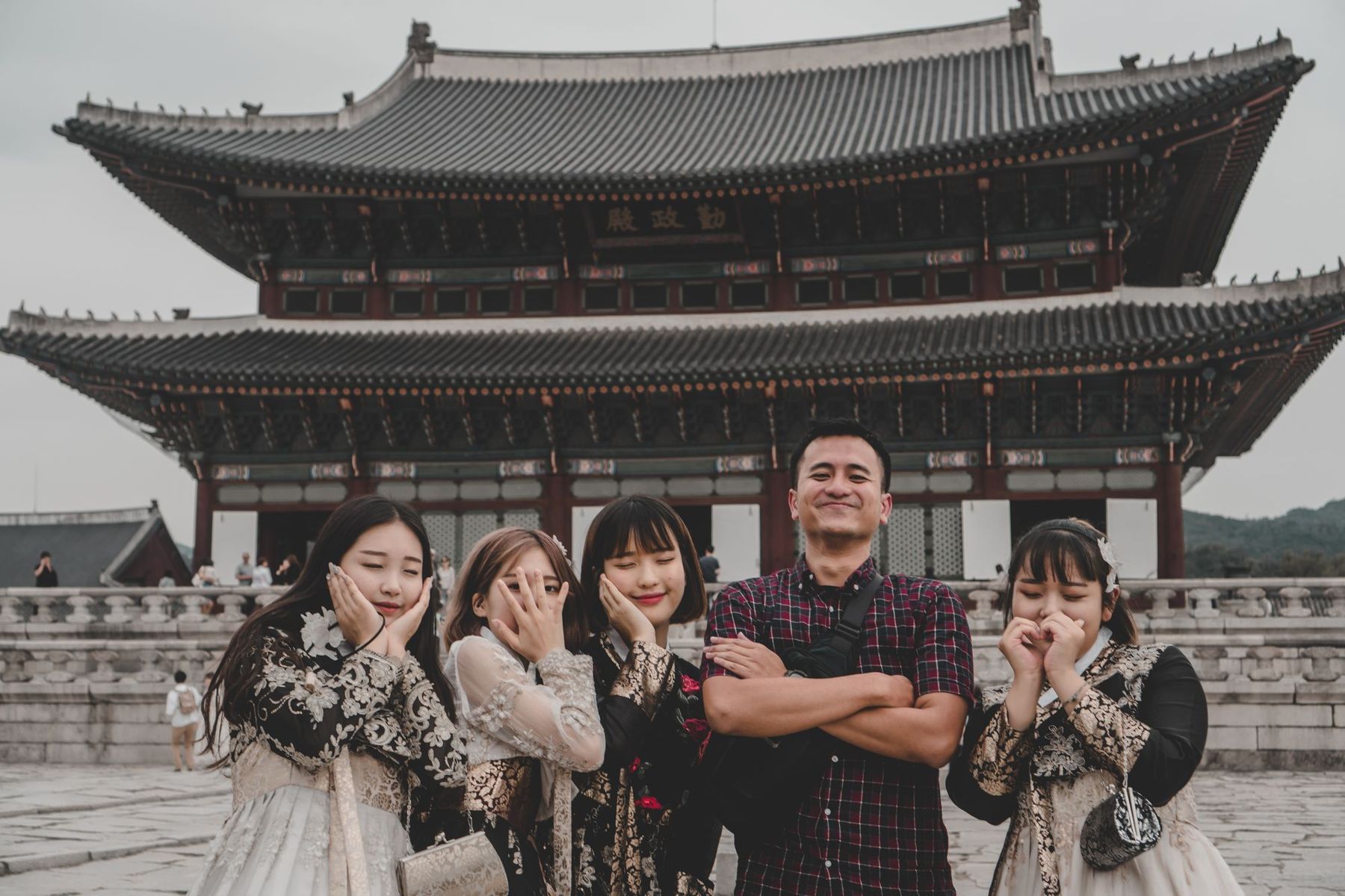 结伴在韩国旅行的游客